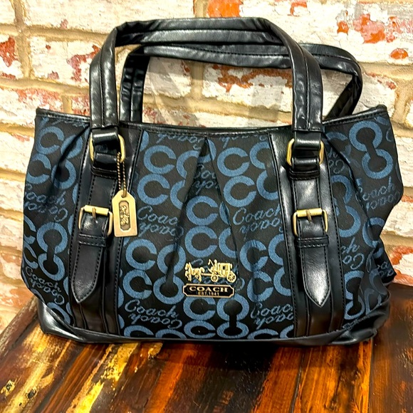 Coach Handbags - Coach classic signature bag